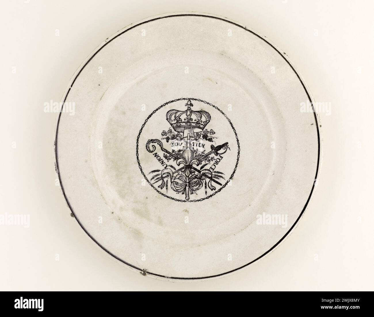 Anonymous. Plate with three orders. Earthenware. Around 1789. Paris, Carnavalet museum. 72430-44 Faience, Revolutionary Periode, Reunion, French Revolution, three orders, plate Stock Photo