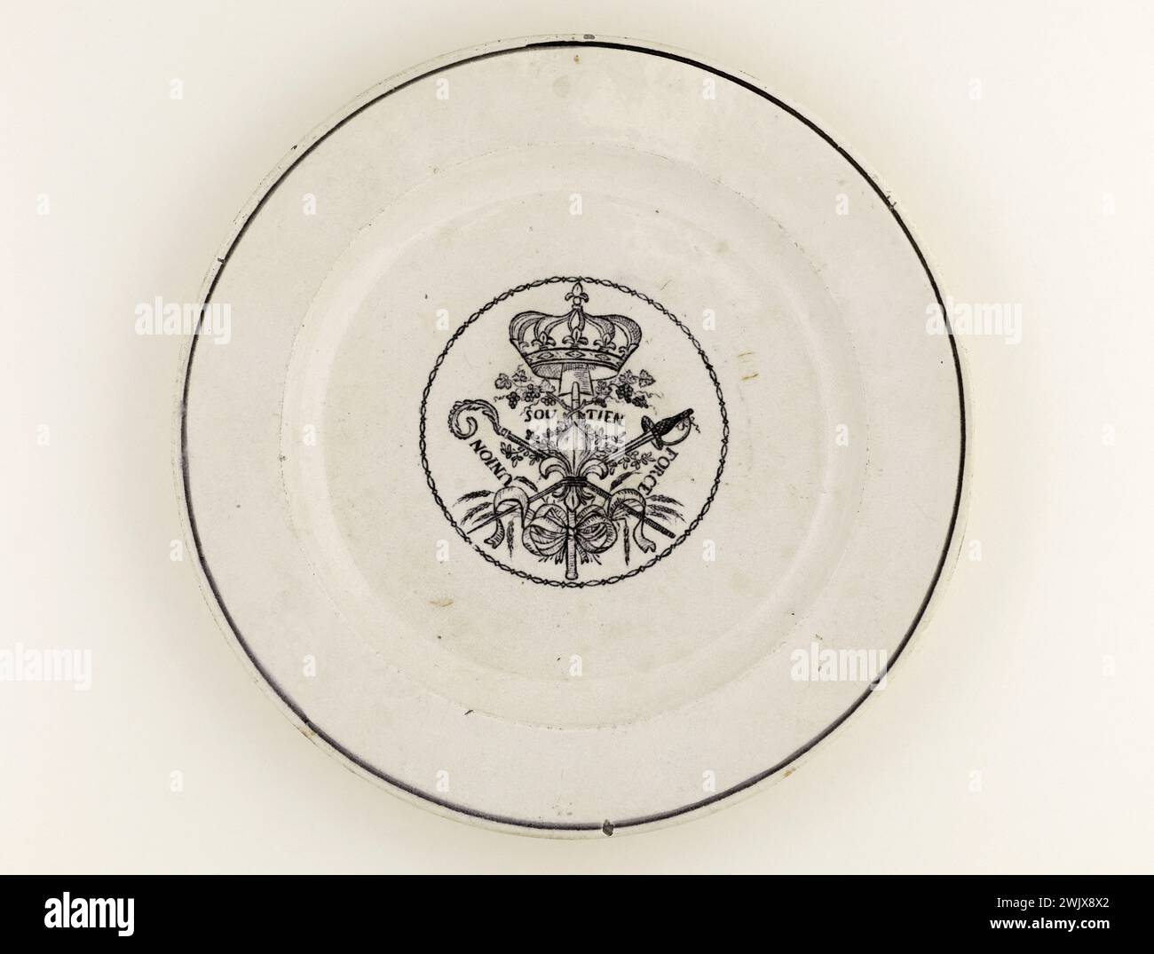 Anonymous. Plate with three orders. Earthenware. Around 1789. Paris, Carnavalet museum. 72430-43 Faience, Revolutionary Periode, Reunion, French Revolution, three orders, plate Stock Photo