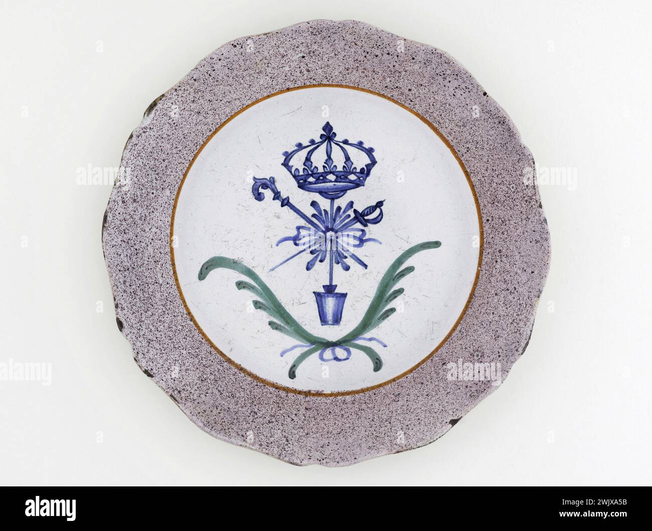 Anonymous. Plate. Earthenware. Paris, Carnavalet museum. 70955-20 Weapon, Crown, Epee, Faience, Revolutionary Periode, Pic, Crockery, Plate Stock Photo