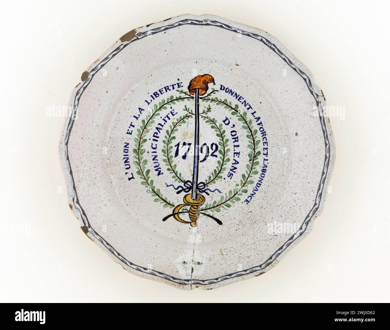 Anonymous. Plate at the municipality of Orleans. Earthenware. Paris, Carnavalet museum. 71684-31 Abundance, Phrygian Bonnet, Decoration, Epee, Faience, Force, Liberty, Municipality, Revolutionary Periode, French Revolution, Union, Plate Stock Photo