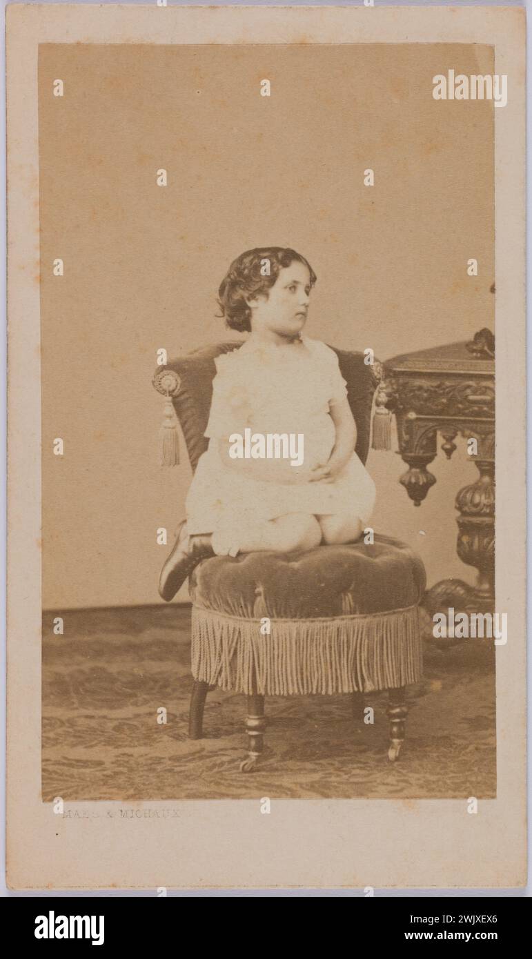 Little girl on his knees on an armchair '. Photograph of Maes and Michaux. Draw on albumin paper. Paris, house of Victor Hugo. 144422-22 Portrait, 19th XIXth XIX 19th 19th 19 Center Stock Photo