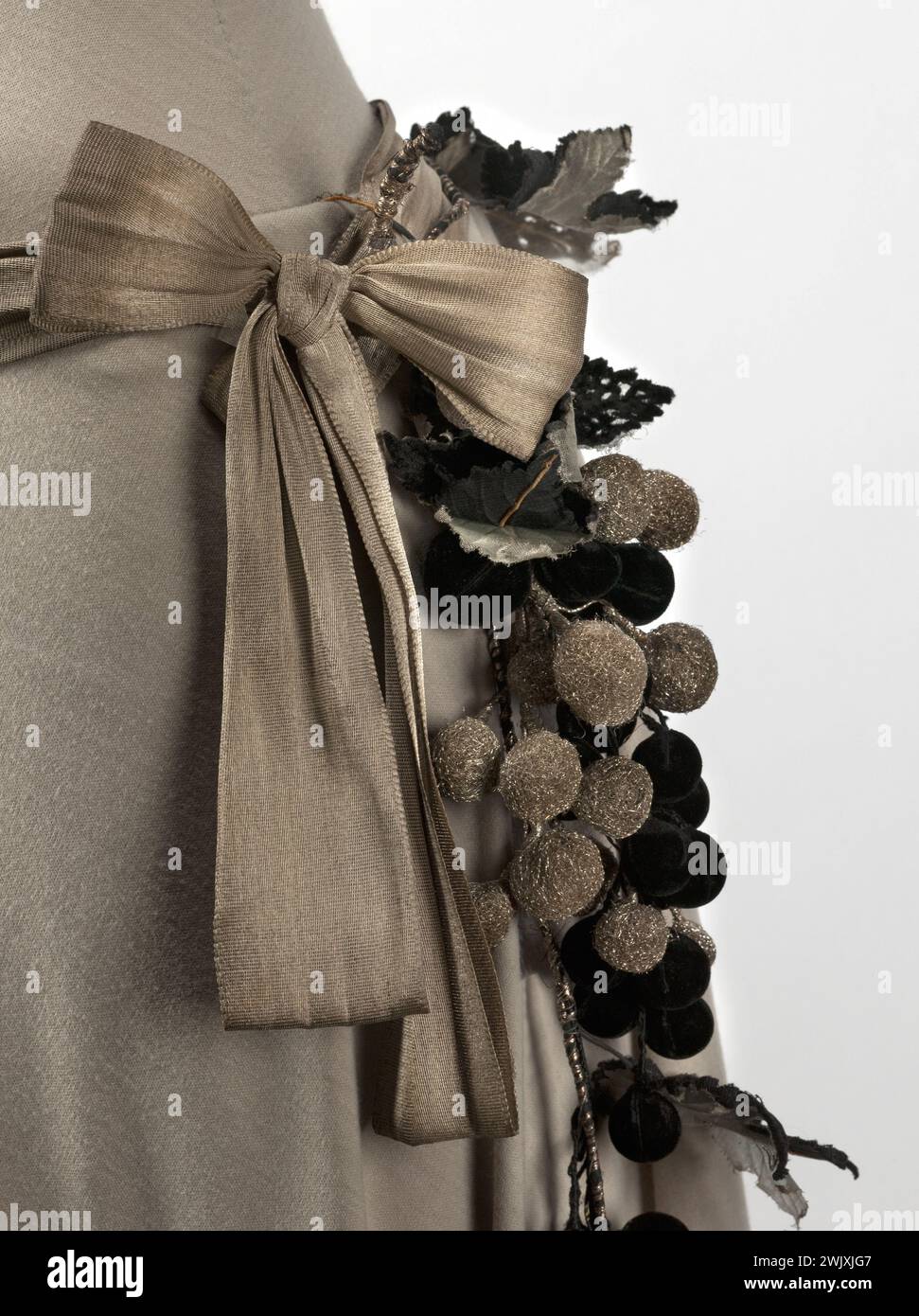 Artificial flowers. Velvet by chain, background in black silk, metallic elements, laminte on the reverse of the leaves. Galliera, fashion museum of the city of Paris. 76208-2 Accessory, belt, brown color, detail, artificial flower, close -up, haute couture, female mode, knot, 20th XX 20th 20th 20th century Stock Photo