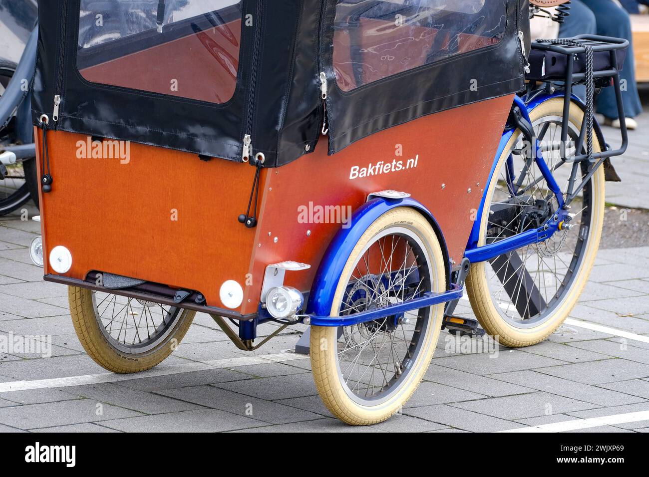 Düsseldorf 17.04.2024 Lastenrad Lastenfahrrad Fahrrad Lasten-Fahrrad Baksfiets Mobilitätswende Düsseldorf Nordrhein-Westfalen Deutschland *** Düsseldorf 17 04 2024 Cargo bike Cargo bike Baksfiets Mobility turnaround Düsseldorf North Rhine-Westphalia Germany Stock Photo