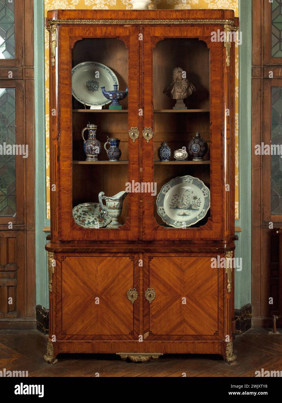 René Dubois. Two -body library. Oak, veneer, around 1770. Paris, Carnavalet museum. 50574-20 Library, bust, oak, jug, two bodies, furniture, plating, dishes, furniture, dish Stock Photo