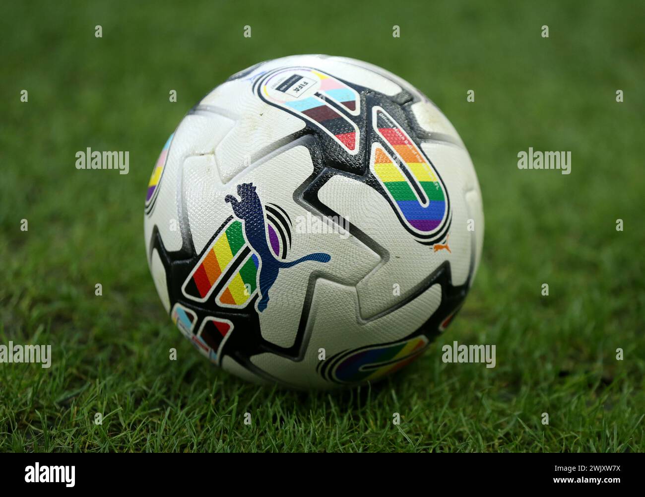 Puma ball hi res stock photography and images Alamy