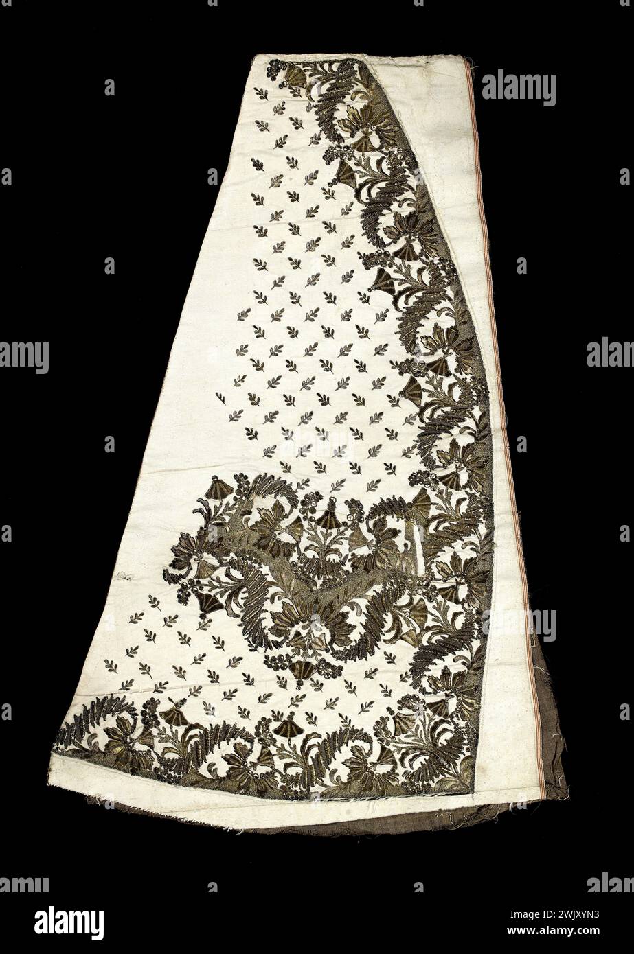 Vest in pieces. Taffeta, silk, cream, metal embroidery, blades, spun, gold cannetilles, around 1750-55. Galliera, fashion museum of the city of Paris. 53914-13 Metallic embroidery, cream, vest, silk, taffetas Stock Photo