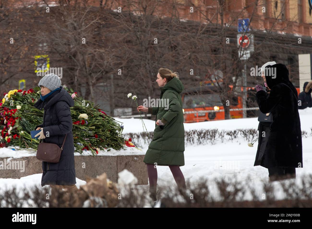 Moscow, Russia. 17th of February, 2024. Some citizens lay flowers at the Solovetsky Stone to commemorate the Russian opposition leader Alexei Navalny after he died in a prison colony where he was serving his sentence, in Moscow, Russia. Credit: Nikolay Vinokurov/Alamy Live News Stock Photo