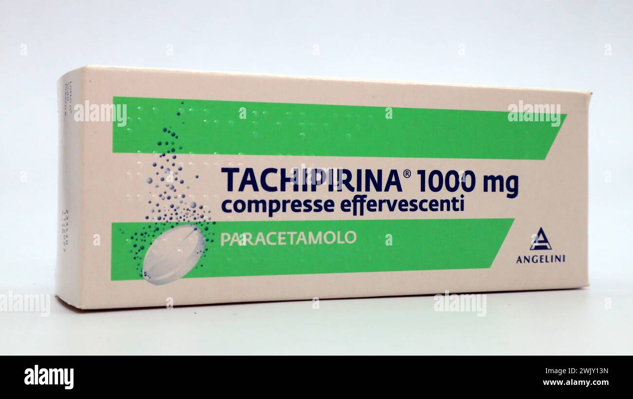 Box of TACHIPIRINA Effervescent Tablets. Tachipirina contains paracetamol, medication used to treat fever and pain. Angelini Pharma, Italy Stock Photo