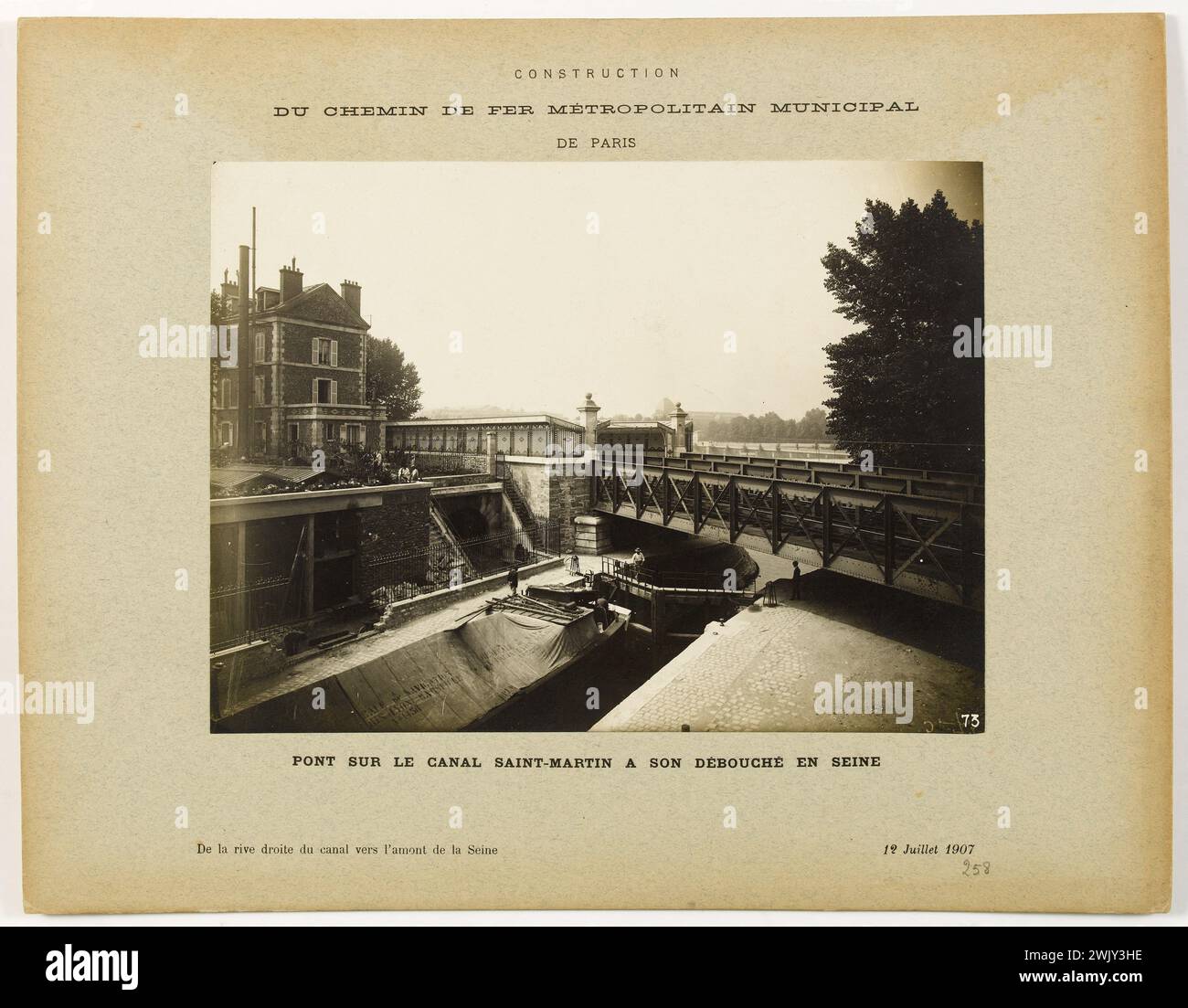 Construction of the municipal metropolitan metropolitan railway in Paris. Pont on the Saint-Martin canal at its outlet in Seine, from the right bank to the canal towards the upstream of the Seine, July 12, 1907. Anonymous photography. Paris, Carnavalet museum. 123094-11 Stock Photo