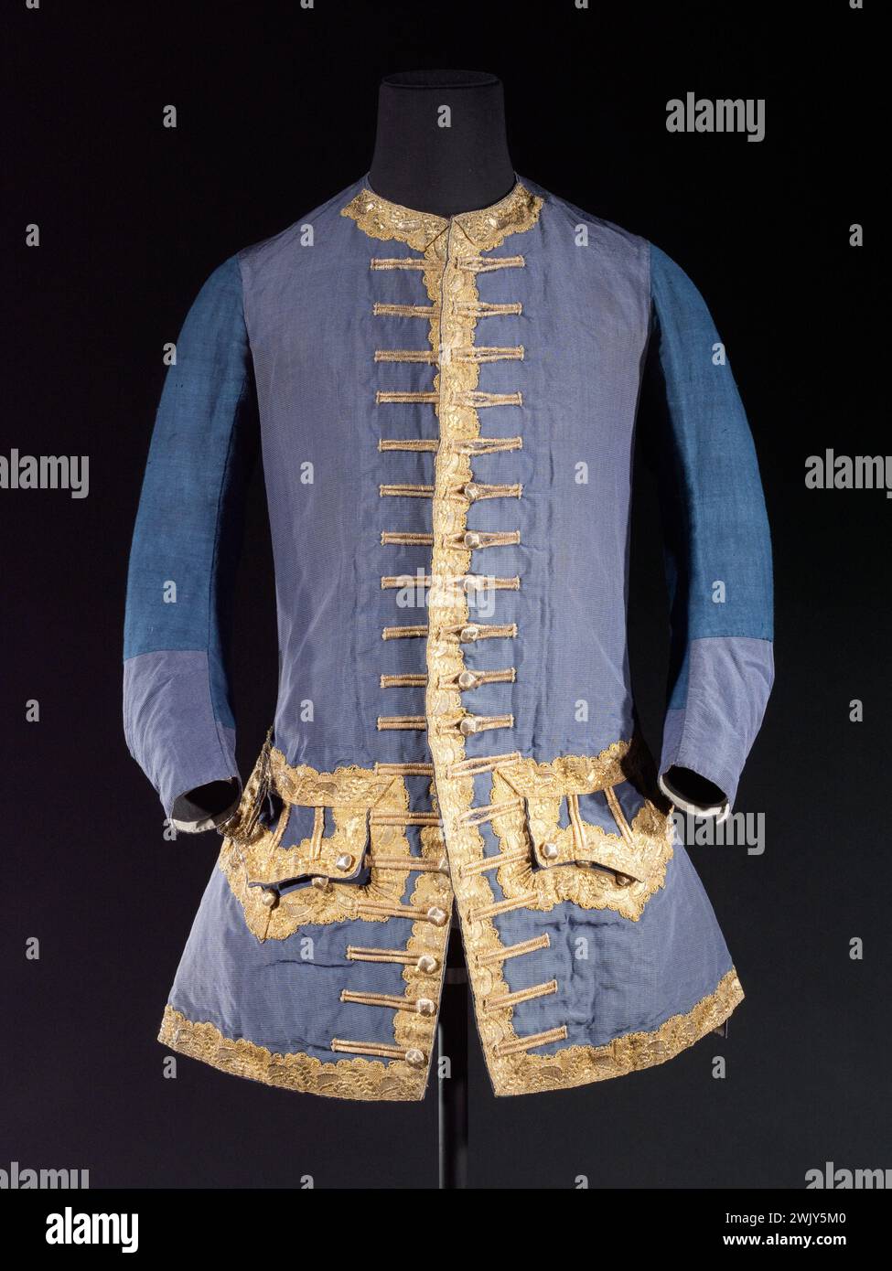 Sleeve vest. Blue silk taffeta, metal passenger, golden threads. 1730-1750. Galliera, fashion museum of the city of Paris. Man's cardigan, clothing, 18th 18th 18th 18th 18th 18th 18 Center Stock Photo