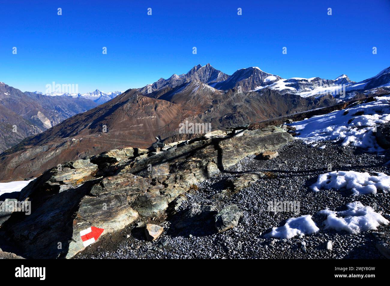 Swiss alps: Trekking path on Gornergrad to the melting glaciers  | Alpinismus: Wanderwege auf dem Gornergrad. Der Klimawandel lässt die Gletscher schm Stock Photo
