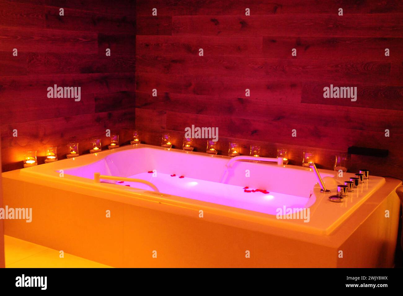 Beleuchteter Whirlpool in der Spa-Suite des Giardino Mountain Hotel in Champfèr. Illuminated bath in the Spa Suite of the Giardino Mountain Hotel in t Stock Photo
