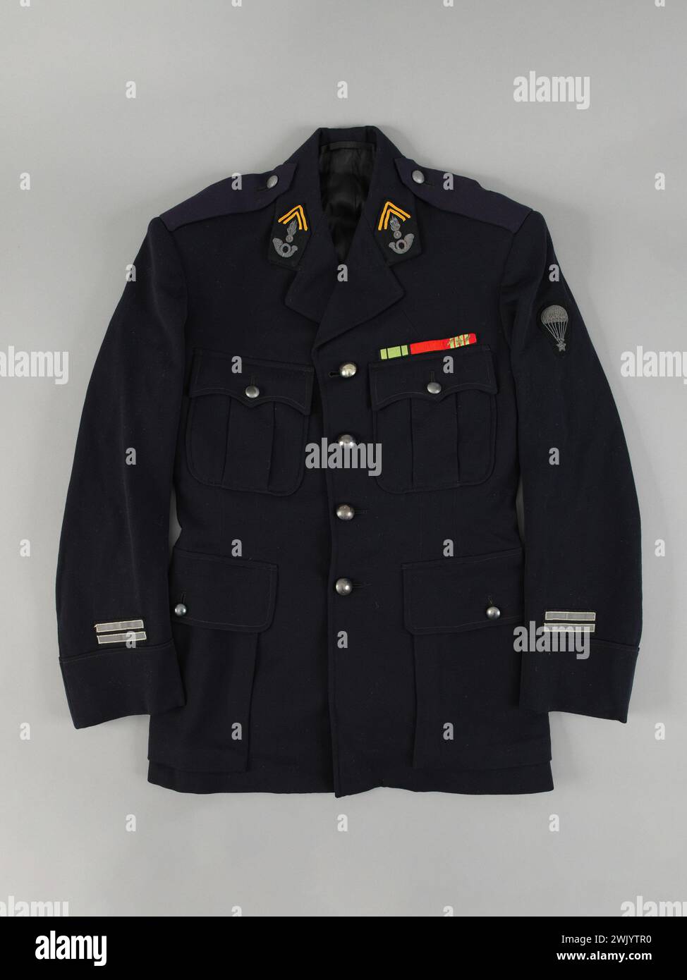 Austin reed jacket of Lieutenant of British manufacture hunters who belonged to Daniel Cordier, companion of the Liberation (title awarded), 1944-05-23. Gabardine, fabric. Metal, embroidered silver ride, mechanical and manual seams, ink. Museum of the Liberation of Paris - General Leclerc Museum - Jean Moulin Museum. Stock Photo