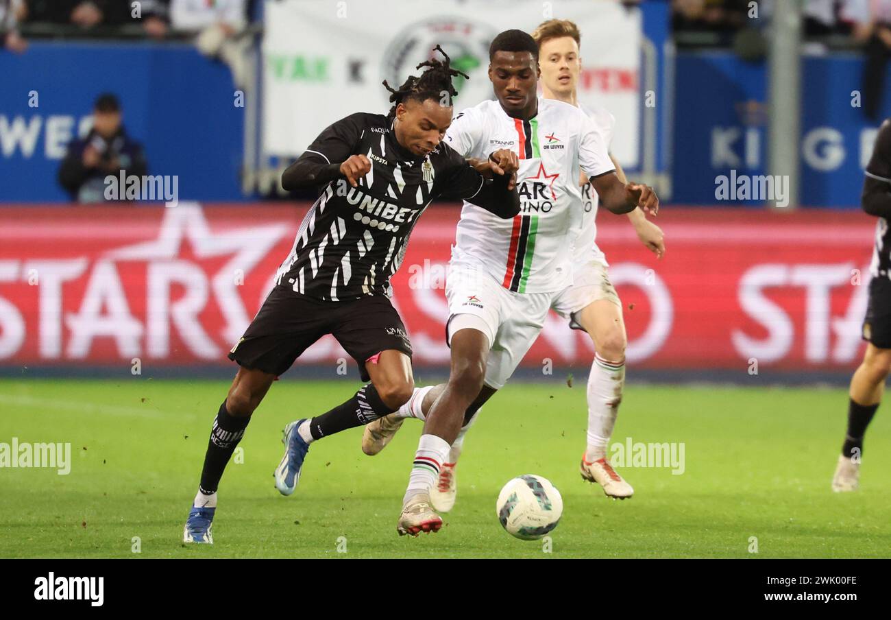 Leuven, Belgium. 17th Feb, 2024. Charleroi's Jeremy Petris and OHL's Ezechiel Banzuzi fight for the ball during a soccer match between Oud-Heverlee Leuven and Sporting de Charleroi, Friday 16 February 2024 in Leuven, on day 26 of the 2023-2024 'Jupiler Pro League' first division of the Belgian championship. BELGA PHOTO VIRGINIE LEFOUR Credit: Belga News Agency/Alamy Live News Stock Photo