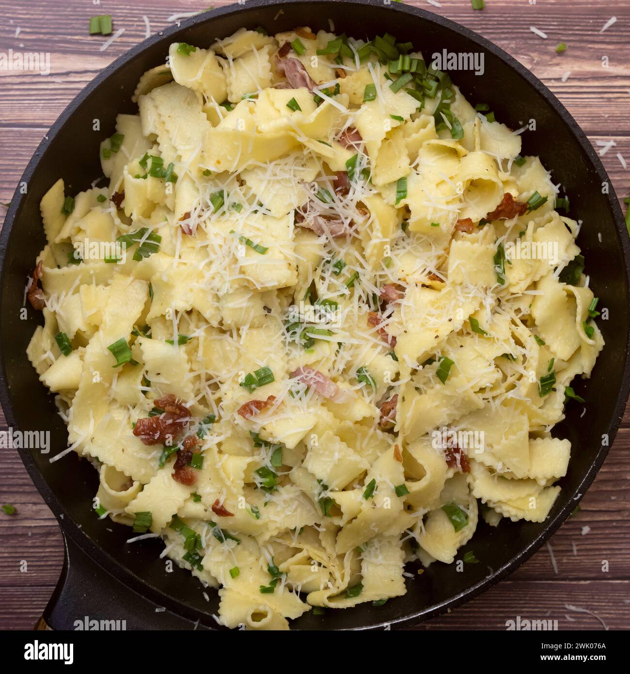Food In Öl geschwenkte Bandnudeln mit Parmesankäse und frisch ...