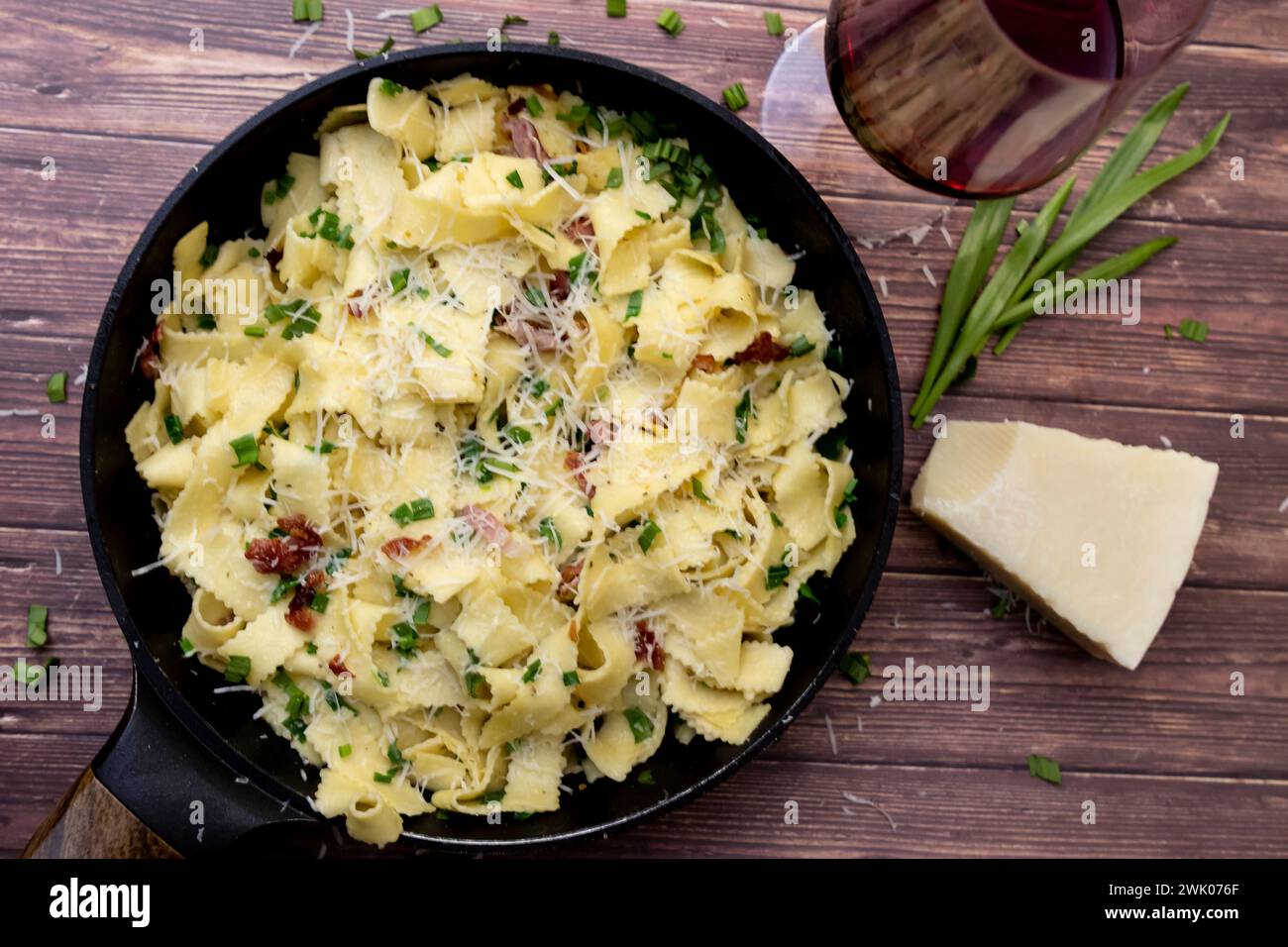 Food In Öl geschwenkte Bandnudeln mit Parmesankäse und frisch gepflücktem Bärlauch. Treptow Köpenick Berlin Deutschland FH0A8202 *** Food Ribbon noodl Stock Photo