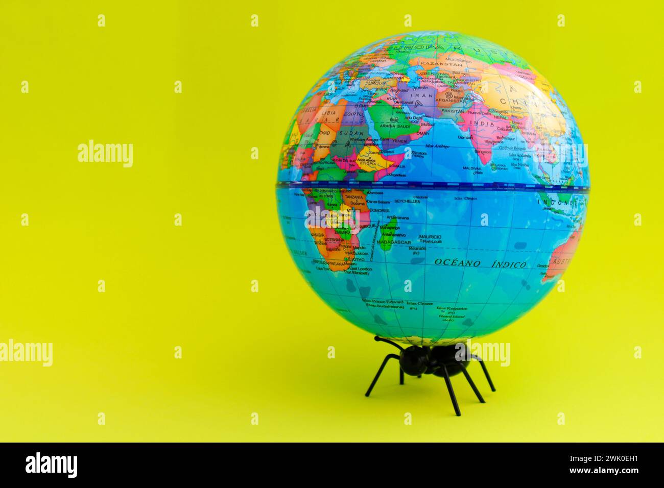 Ant with its strength charging the planet Earth (texts in Spanish) Stock Photo