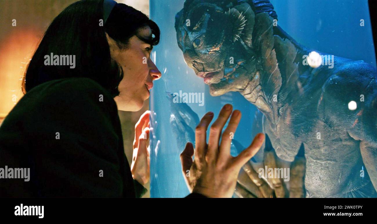 THE SHAPE OF WATER 2017 Fox Searchlight Pictures film with Sally Hawkins as Elisa Esposito and  Doug Jones as the Aphibian Stock Photo
