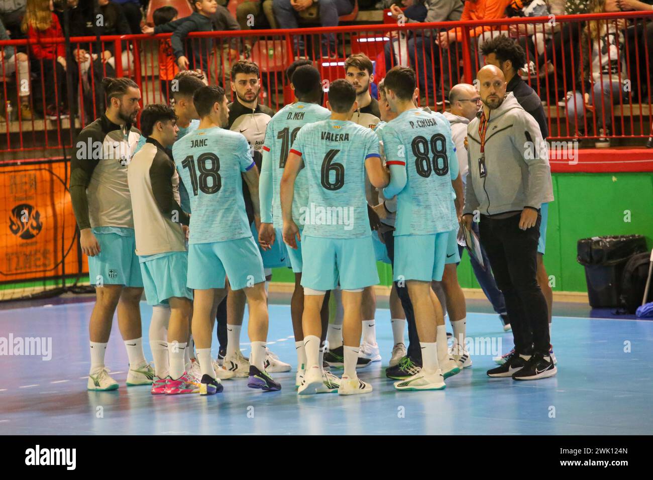 Torrelavega, Spain, February 17th, 2024: Barça players chat in a timeout during the 18th Matchday of the Plenitude League between Bathco BM. Torrelavega and Barça, on February 17, 2024, at the Vicente Trueba Municipal Pavilion in Torrelavega, Spain. Credit: Alberto Brevers / Alamy Live News. Stock Photo