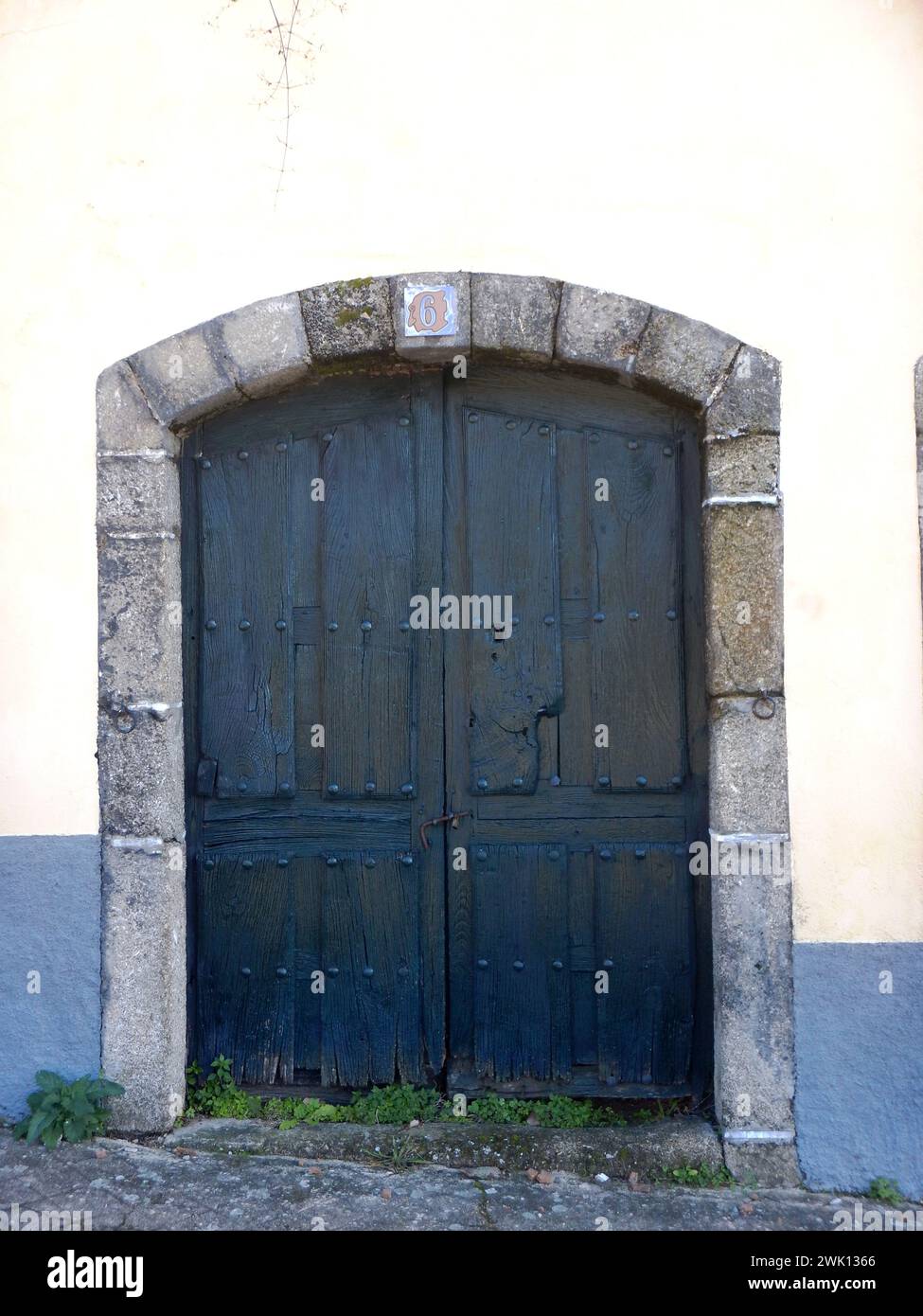 Aged white building facade hi-res stock photography and images - Alamy