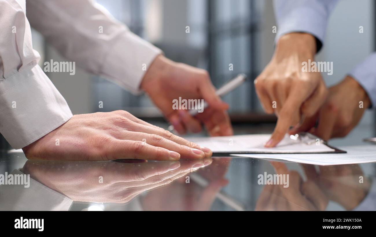 Proposal discussion hi-res stock photography and images - Alamy