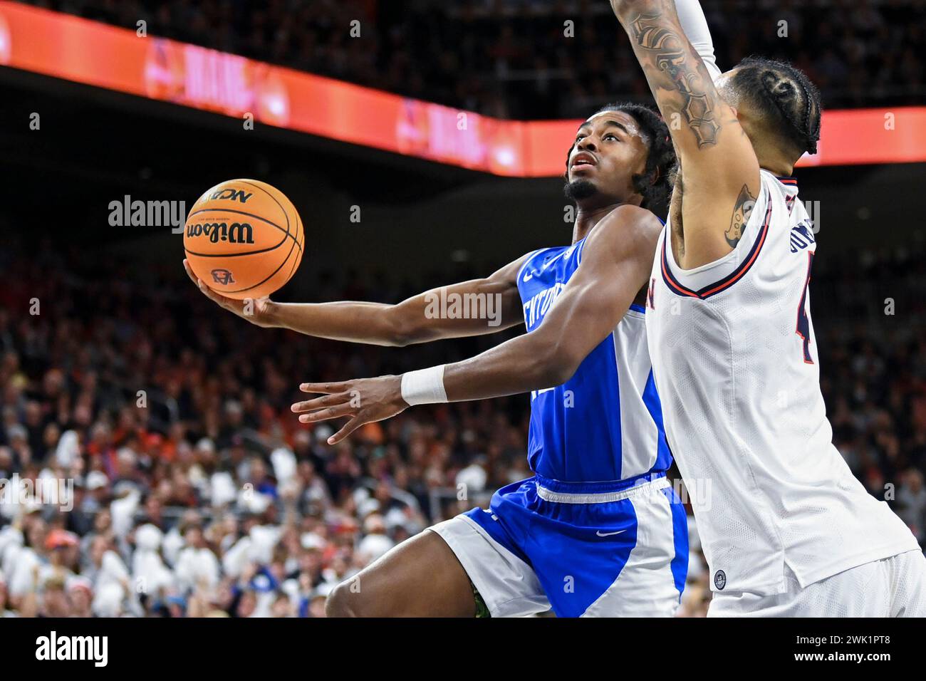 Auburn forward Johni Broome (4) defends against a shot by Kentucky