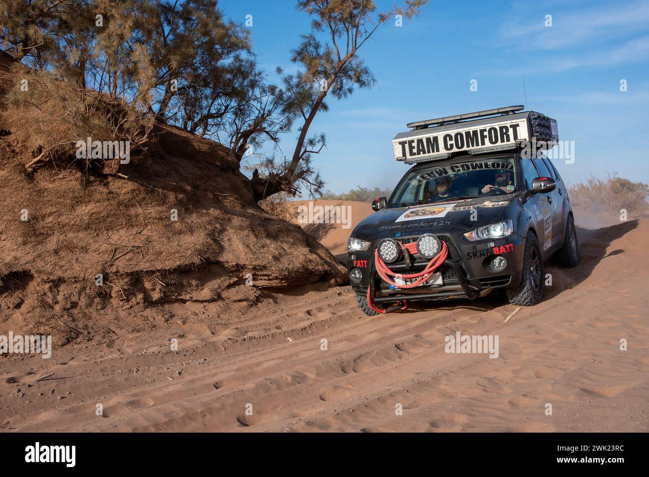 Paris dakar rally mitsubishi hi-res stock photography and images