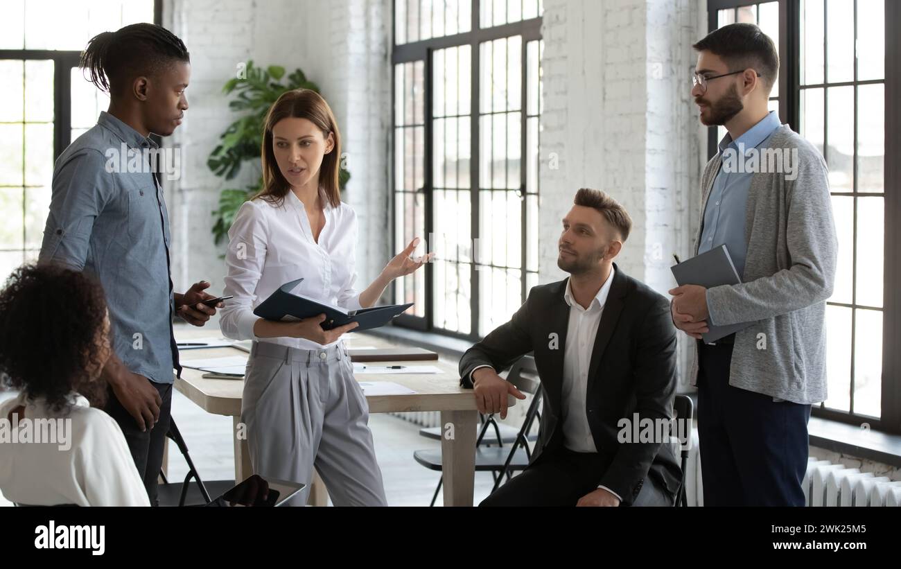 Manager briefing hi-res stock photography and images - Alamy