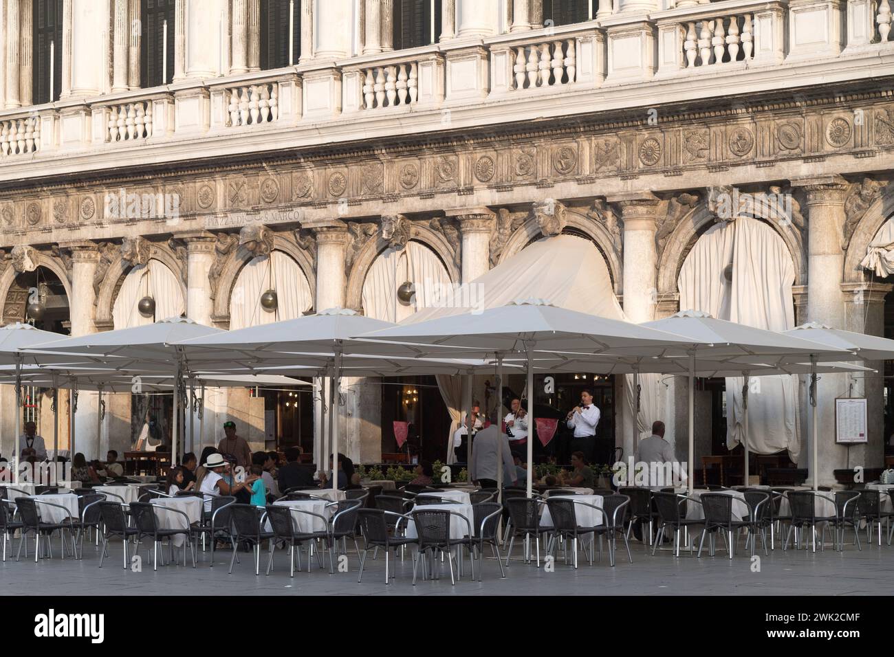 caff-florian-established-in-1720-is-the-oldest-coffee-house-in-italy