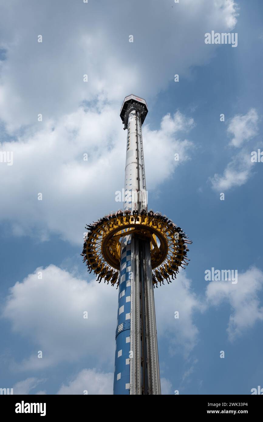 Seoul, South Korea - 15 July 2022: Gyro drop, a Drop Tower  located at Lotte World in Jamsil-Dong, Songpa-Gu Stock Photo