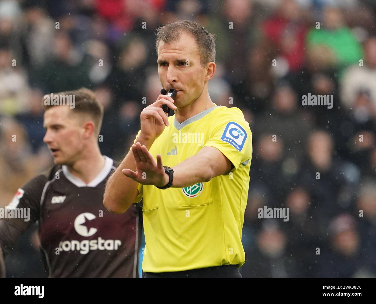 Hamburg, Germany. 18th Feb, 2024. Soccer: Bundesliga 2, Matchday 22, FC St. Pauli - Eintracht Braunschweig, at the Millerntor Stadium. Referee Florian Heft in action. Credit: Marcus Brandt/dpa - IMPORTANT NOTE: In accordance with the regulations of the DFL German Football League and the DFB German Football Association, it is prohibited to utilize or have utilized photographs taken in the stadium and/or of the match in the form of sequential images and/or video-like photo series./dpa/Alamy Live News Stock Photo