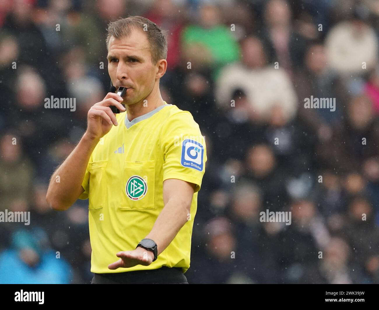Hamburg, Germany. 18th Feb, 2024. Soccer: Bundesliga 2, Matchday 22, FC St. Pauli - Eintracht Braunschweig, at the Millerntor Stadium. Referee Florian Heft in action. Credit: Marcus Brandt/dpa - IMPORTANT NOTE: In accordance with the regulations of the DFL German Football League and the DFB German Football Association, it is prohibited to utilize or have utilized photographs taken in the stadium and/or of the match in the form of sequential images and/or video-like photo series./dpa/Alamy Live News Stock Photo