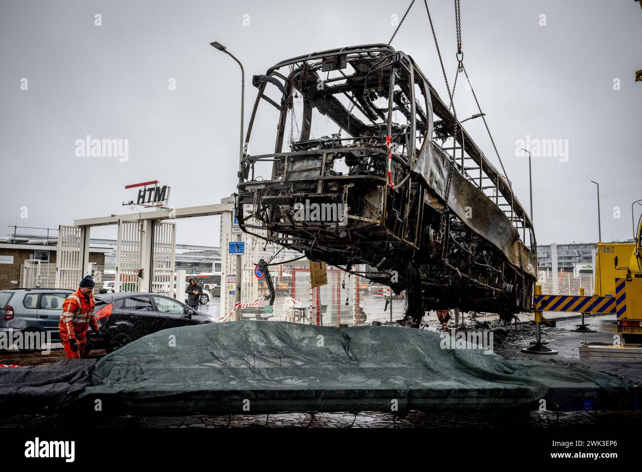 THE HAGUE - The burnt-out bus is towed from the Opera hall center on the Fruitweg, the day after the police had to intervene in a confrontation between two groups of Eritreans, after riots broke out following a meeting in the hall center. ANP ROBIN UTRECHT netherlands out - belgium out Stock Photo