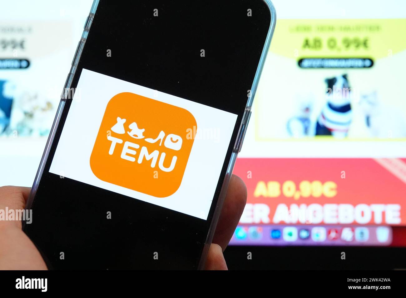 Symbolbild chinesischer Online Haendler und APP TEMU Symbolfoto und Themenbild des populaeren und erfolgreichen Online Marktplatz und der chinesischen online Schnaeppchen App TEMU *** Symbol image of Chinese online retailer and APP TEMU Symbol photo and theme image of the popular and successful online marketplace and Chinese online bargain app TEMU Stock Photo