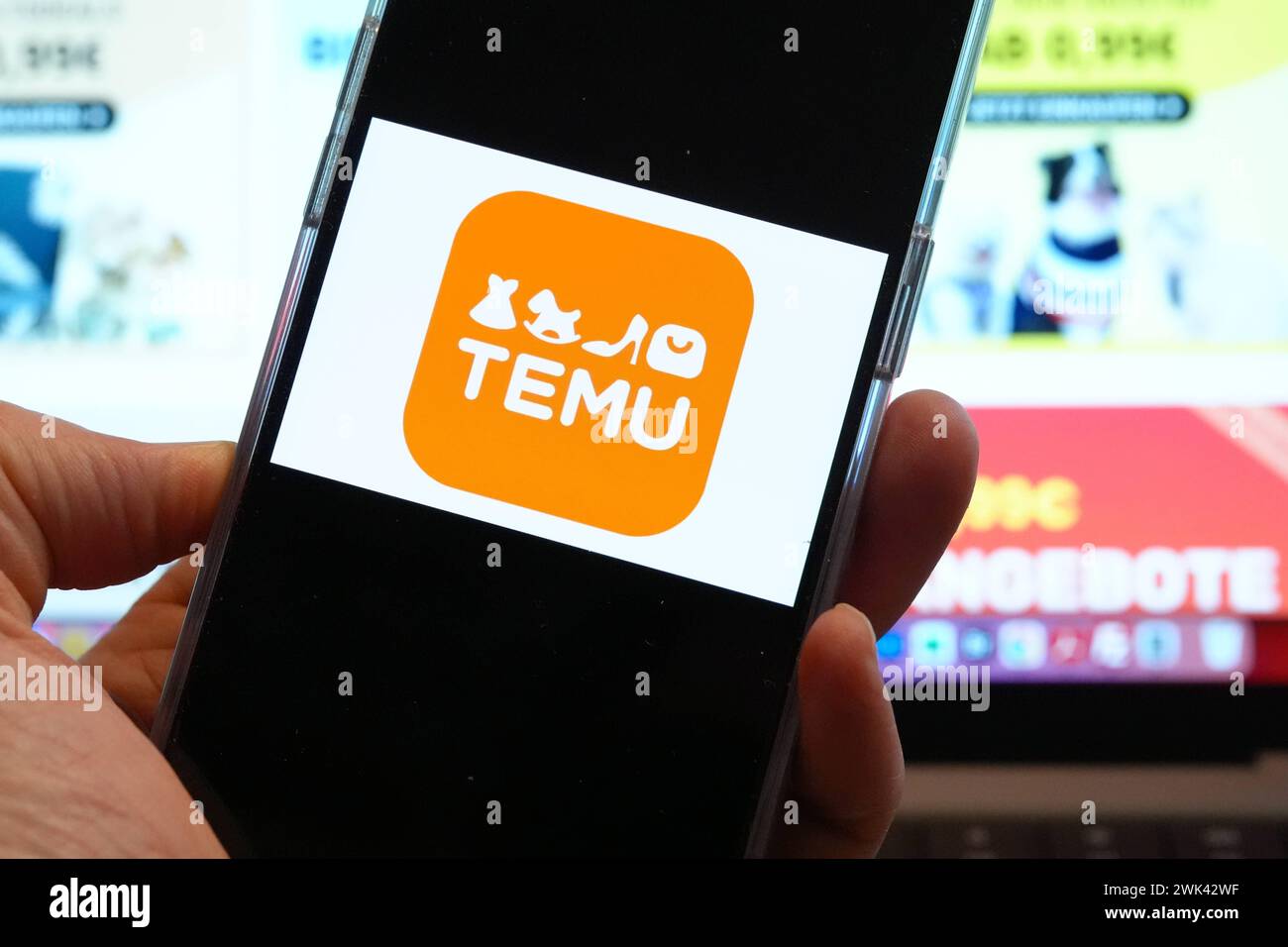 Symbolbild chinesischer Online Haendler und APP TEMU Symbolfoto und Themenbild des populaeren und erfolgreichen Online Marktplatz und der chinesischen online Schnaeppchen App TEMU *** Symbol image of Chinese online retailer and APP TEMU Symbol photo and theme image of the popular and successful online marketplace and Chinese online bargain app TEMU Stock Photo