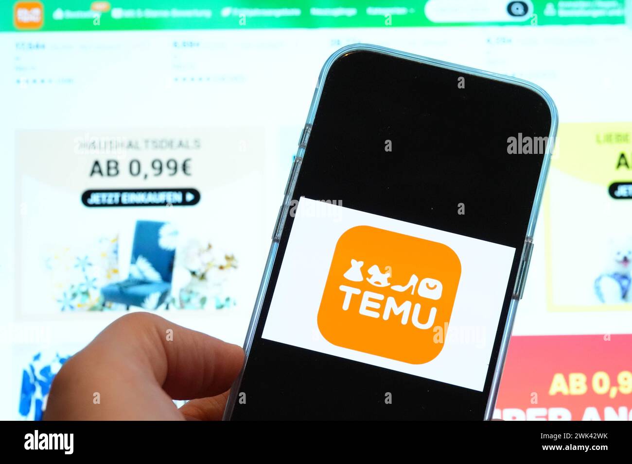 Symbolbild chinesischer Online Haendler und APP TEMU Symbolfoto und Themenbild des populaeren und erfolgreichen Online Marktplatz und der chinesischen online Schnaeppchen App TEMU *** Symbol image of Chinese online retailer and APP TEMU Symbol photo and theme image of the popular and successful online marketplace and Chinese online bargain app TEMU Stock Photo
