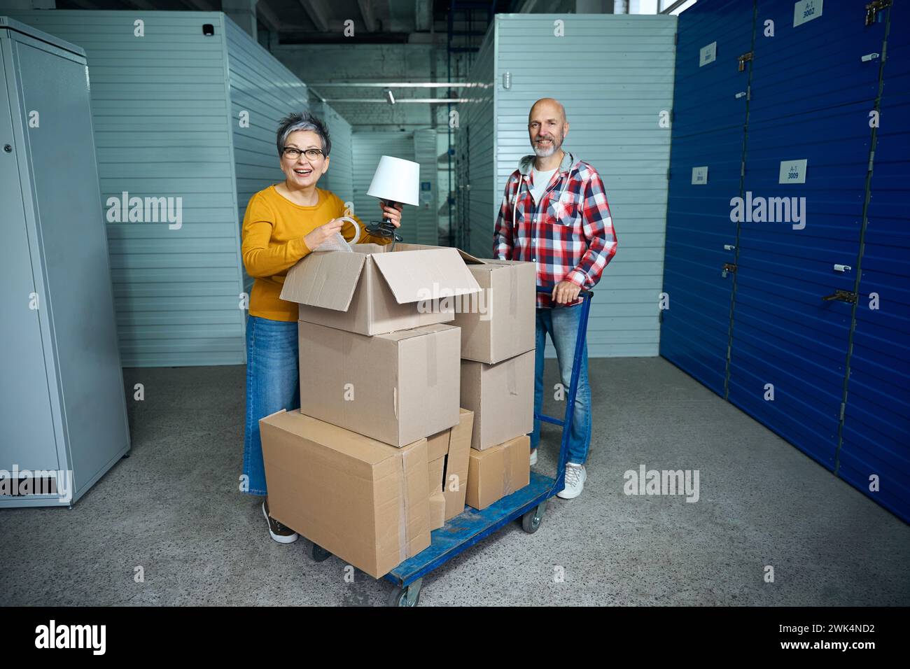 Senior couple moving boxes hi-res stock photography and images - Alamy