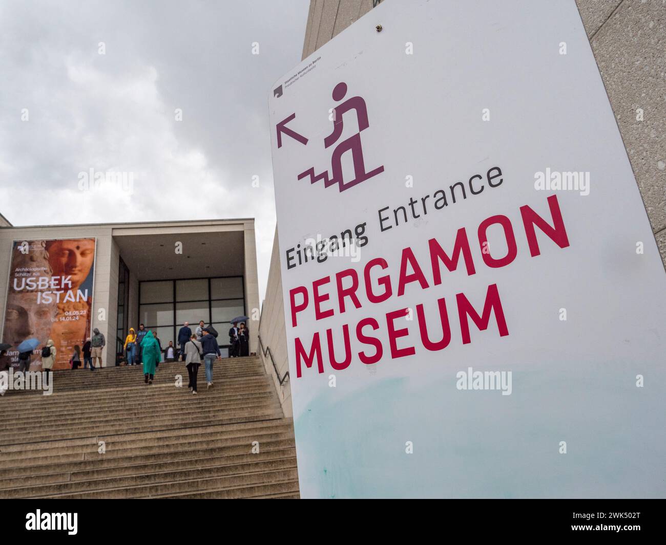 The steps leading to the Pergamon Museum (James Simon Gallery/James ...