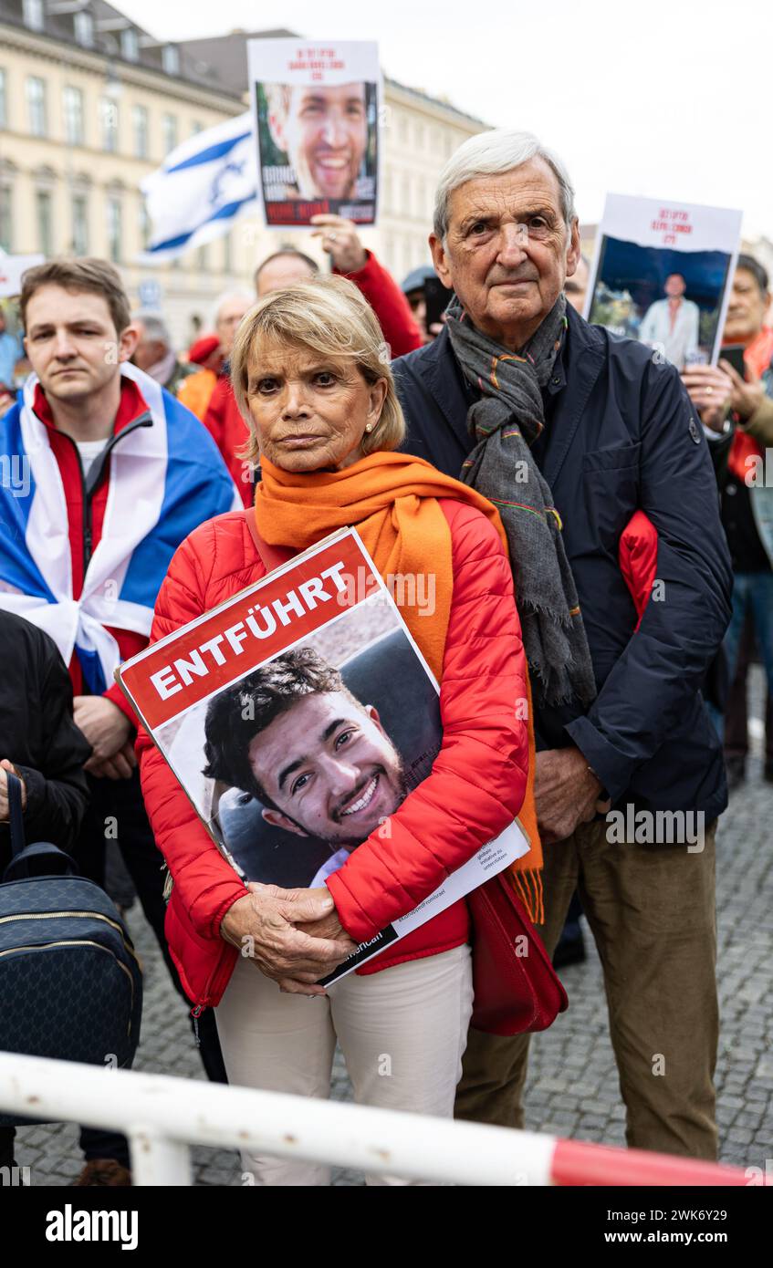 Munich, Germany. 18th Feb, 2024. Uschi Glas mit Ehemann Dieter Hermann. Wenige hunderte Menschen versammelten sich am 18.2.2024 in München, um ihre Solidarität mit der Politik Israels und der israelischen Bevölkerung und den Juden zu demonstrieren. Außerdem wurde die Freislassung der Geiseln gefordert. -- A few hundred people gathered in Munich, Germany on February 18, 2024 to demonstrate their solidarity with Israel's policies and the Israeli population and Jews. The release of the hostages was also demanded. (Photo by Alexander Pohl/Sipa USA) Credit: Sipa USA/Alamy Live News Stock Photo