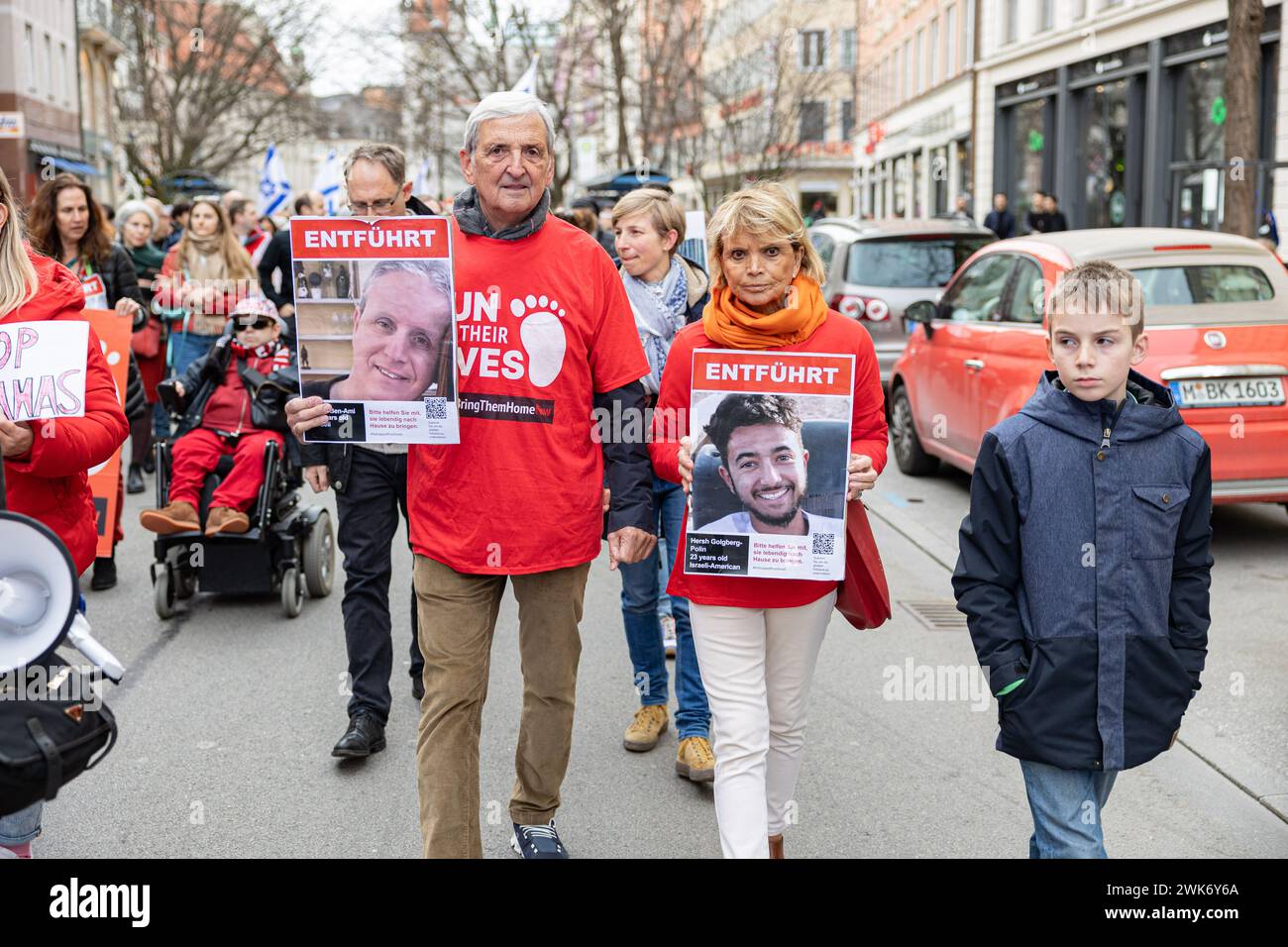 Uschi Glas und Ehemann Dieter Hermann. Laut Veranstalter versammelten sich ca. 500 Menschen am 18.2.2024 in München, um ihre Solidarität mit der israelischen Bevölkerung und den Juden zu demonstrieren. Vor allem wurde die Freislassung der Geiseln gefordert. -- Uschi Glas with husband Dieter Hermann. According to the organizers, around 500 people gathered in Munich, Germany on February 18, 2024 to demonstrate their solidarity with the Israeli population and Jews. They demand the release of the hostages. (Photo by Alexander Pohl/Sipa USA) Stock Photo