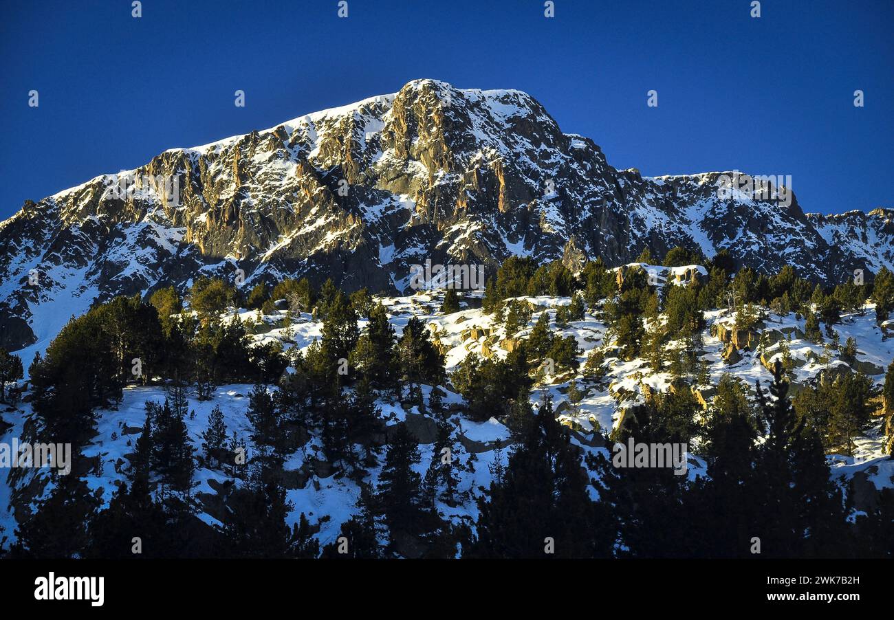 Pessons peak in a winter sunrise (Pessons cirque, Andorra, Pyrenees) ESP: Pico de Pessons, en un amanecer de inverno (Circo de Pessons, Andorra) Stock Photo
