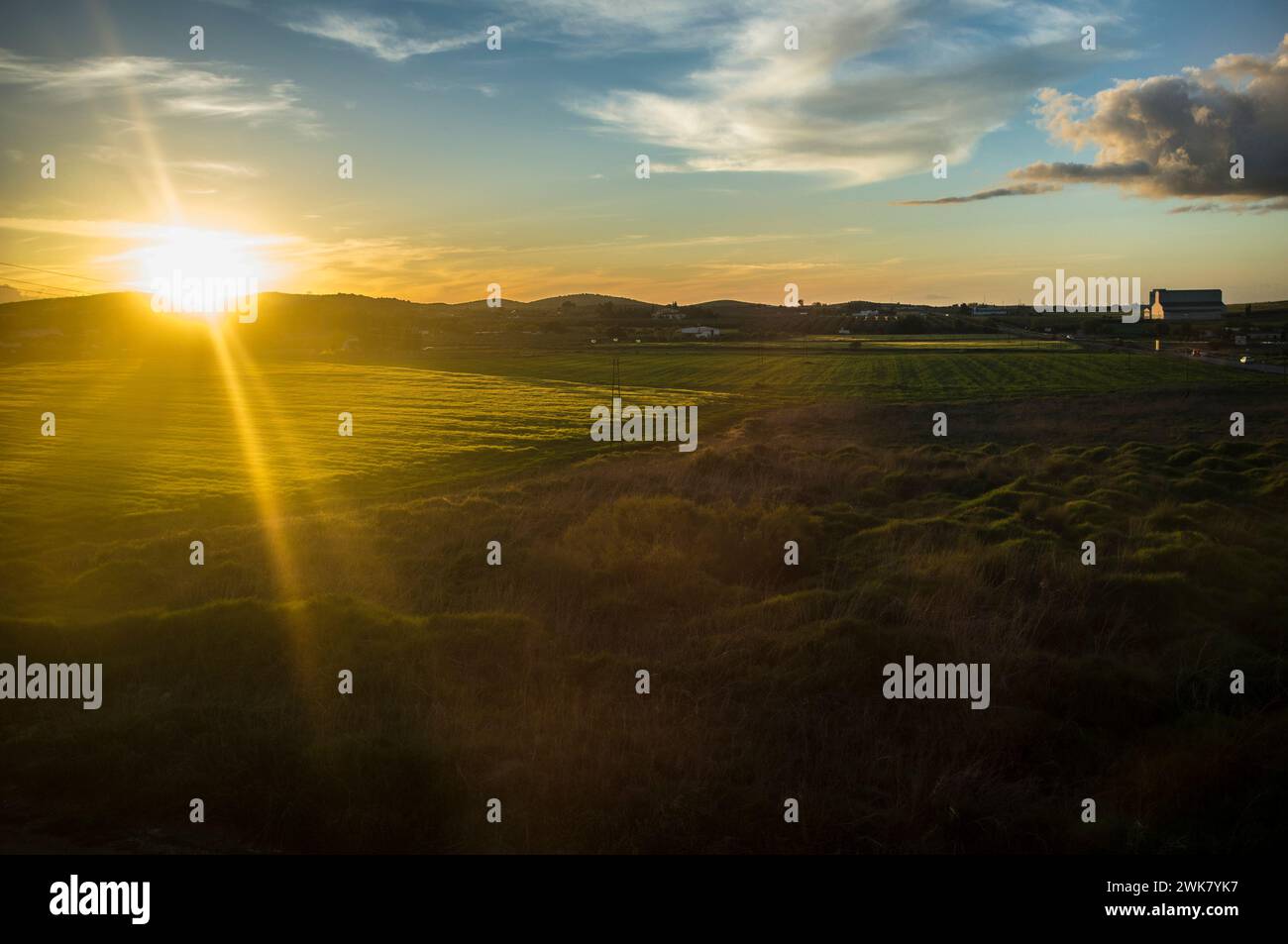 Sun descends on the grasslands at Campina Sur Region, Llerena, Extremadura Stock Photo