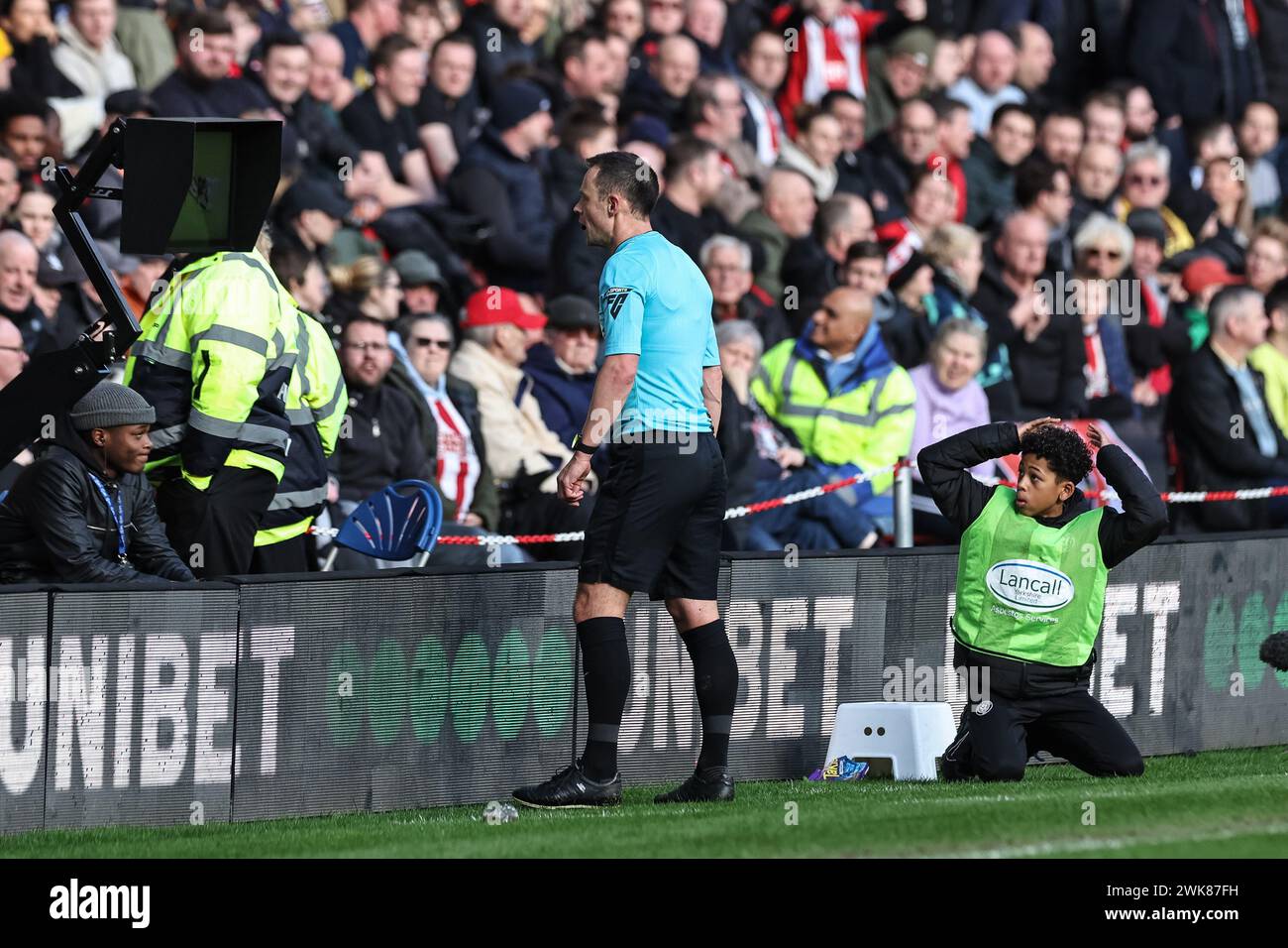 Referee Stuart Attwell  checks the VAR footage before sending off Mason Holgate of Sheffield United during the Premier League match Sheffield United vs Brighton and Hove Albion at Bramall Lane, Sheffield, United Kingdom, 18th February 2024  (Photo by Mark Cosgrove/News Images) Stock Photo