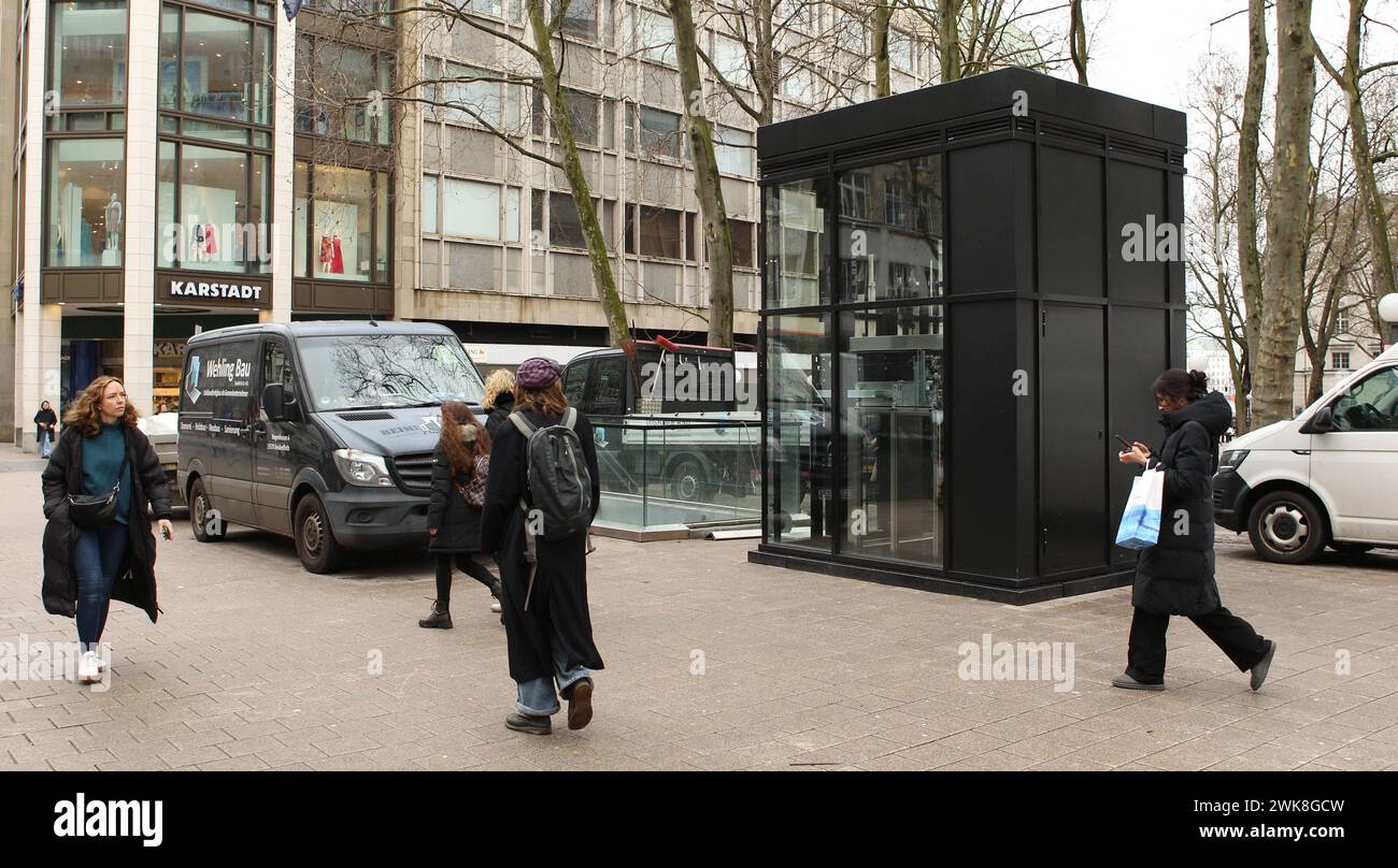 Öffentliche Toilettenanlage am Gerhart-Hauptmann-Platz, wegen technischen Problemen bis auf Weiteres geschlossen ist. Das barrierefreie WC wurde für über zwei Millionen Euro modernisiert und im Herbst des vergangenen Jahres neu eröffnet - nun ist Hamburgs modernste Toilette bereits wieder geschlossen. Altstadt Hamburg *** Public toilet facility on Gerhart Hauptmann Platz is closed until further notice due to technical problems The barrier-free toilet was modernized at a cost of over two million euros and reopened last autumn - now Hamburgs most modern toilet is already closed again Altstadt Ha Stock Photo