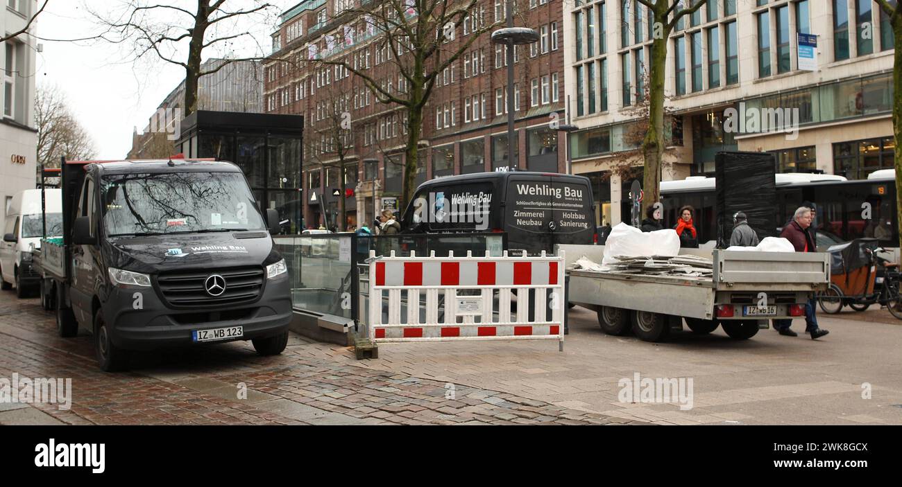 Öffentliche Toilettenanlage am Gerhart-Hauptmann-Platz, wegen technischen Problemen bis auf Weiteres geschlossen ist. Das barrierefreie WC wurde für über zwei Millionen Euro modernisiert und im Herbst des vergangenen Jahres neu eröffnet - nun ist Hamburgs modernste Toilette bereits wieder geschlossen. Altstadt Hamburg *** Public toilet facility on Gerhart Hauptmann Platz is closed until further notice due to technical problems The barrier-free toilet was modernized at a cost of over two million euros and reopened last autumn - now Hamburgs most modern toilet is already closed again Altstadt Ha Stock Photo