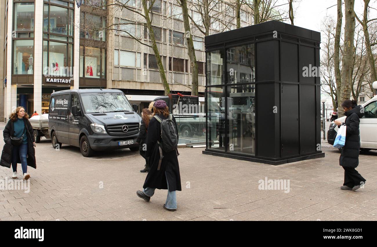 Öffentliche Toilettenanlage am Gerhart-Hauptmann-Platz, wegen technischen Problemen bis auf Weiteres geschlossen ist. Das barrierefreie WC wurde für über zwei Millionen Euro modernisiert und im Herbst des vergangenen Jahres neu eröffnet - nun ist Hamburgs modernste Toilette bereits wieder geschlossen. Altstadt Hamburg *** Public toilet facility on Gerhart Hauptmann Platz is closed until further notice due to technical problems The barrier-free toilet was modernized at a cost of over two million euros and reopened last autumn - now Hamburgs most modern toilet is already closed again Altstadt Ha Stock Photo