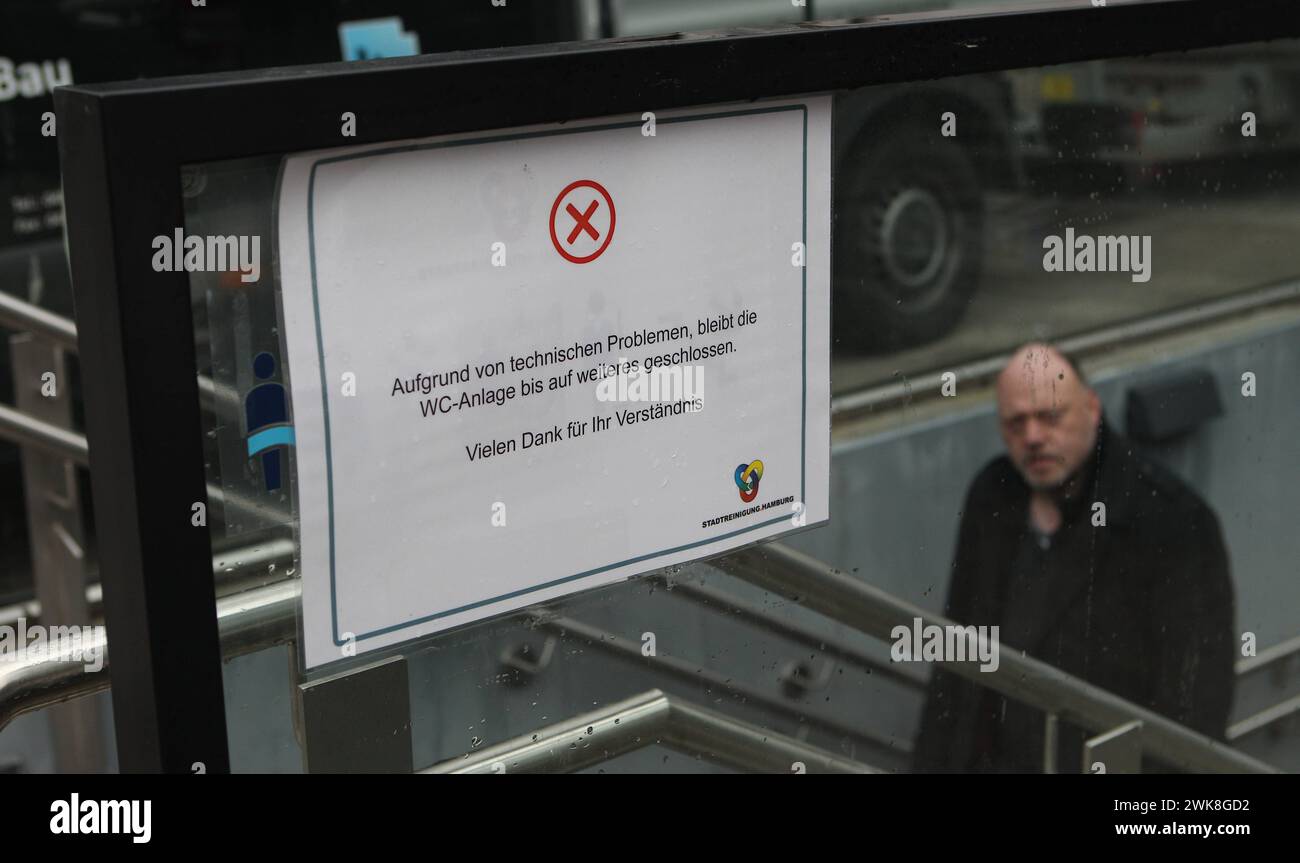 An der Treppe der öffentlichen Toilettenanlage am Gerhart-Hauptmann-Platz hängt ein Schild, das darauf hinweist, dass die WC-Anlage wegen technischen Problemen bis auf Weiteres geschlossen ist. Das barrierefreie WC wurde für über zwei Millionen Euro modernisiert und im Herbst des vergangenen Jahres neu eröffnet - nun ist Hamburgs modernste Toilette bereits wieder geschlossen. Altstadt Hamburg *** A sign on the stairs of the public toilet facility on Gerhart Hauptmann Platz indicates that the toilet facility is closed until further notice due to technical problems The barrier-free toilet was mo Stock Photo