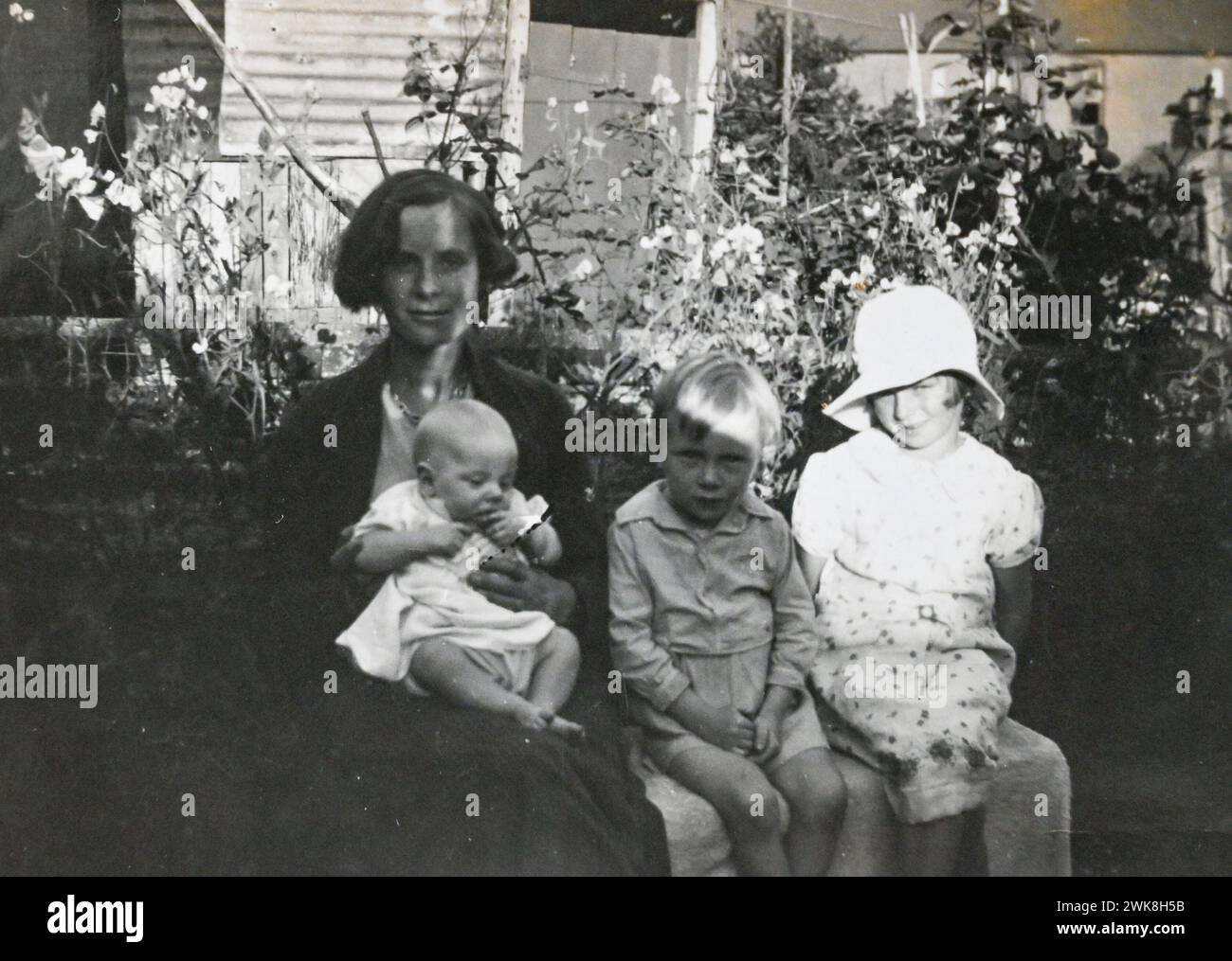 Young children in the 1930s with their mother who died young from TB Stock Photo