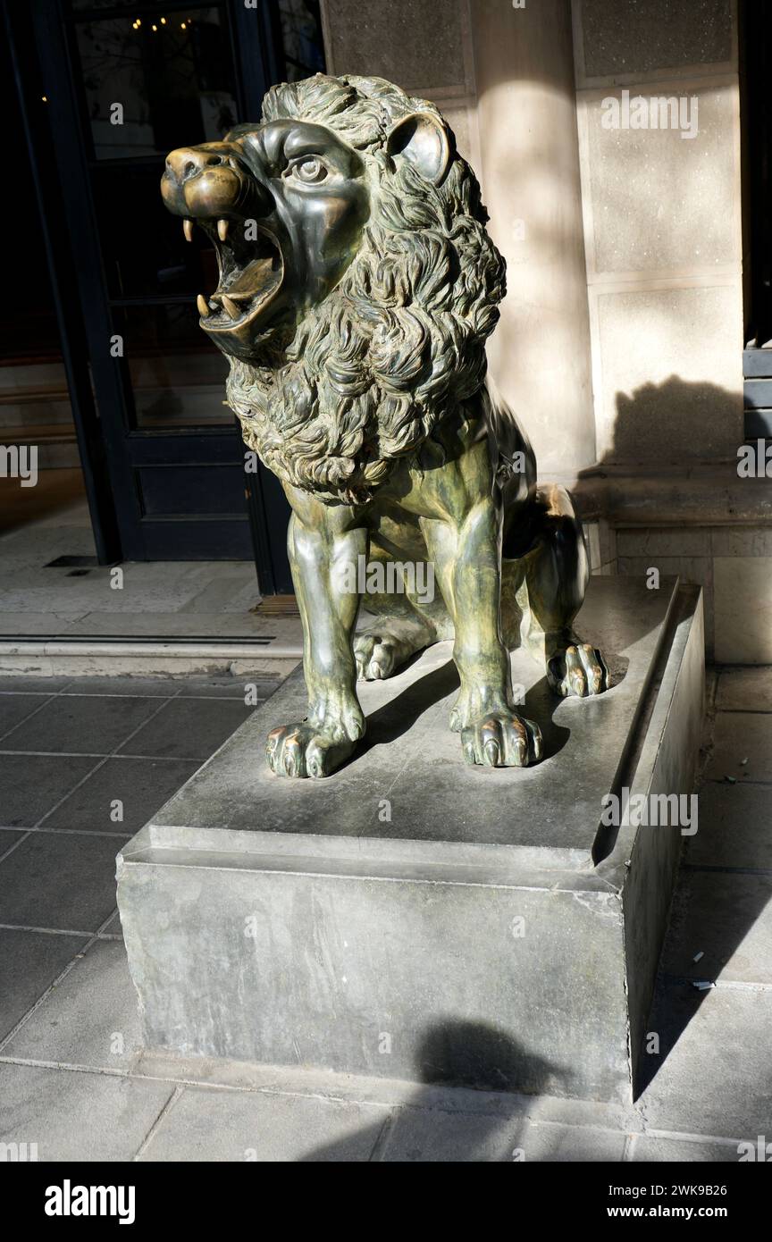 Large lion statue hi-res stock photography and images - Alamy