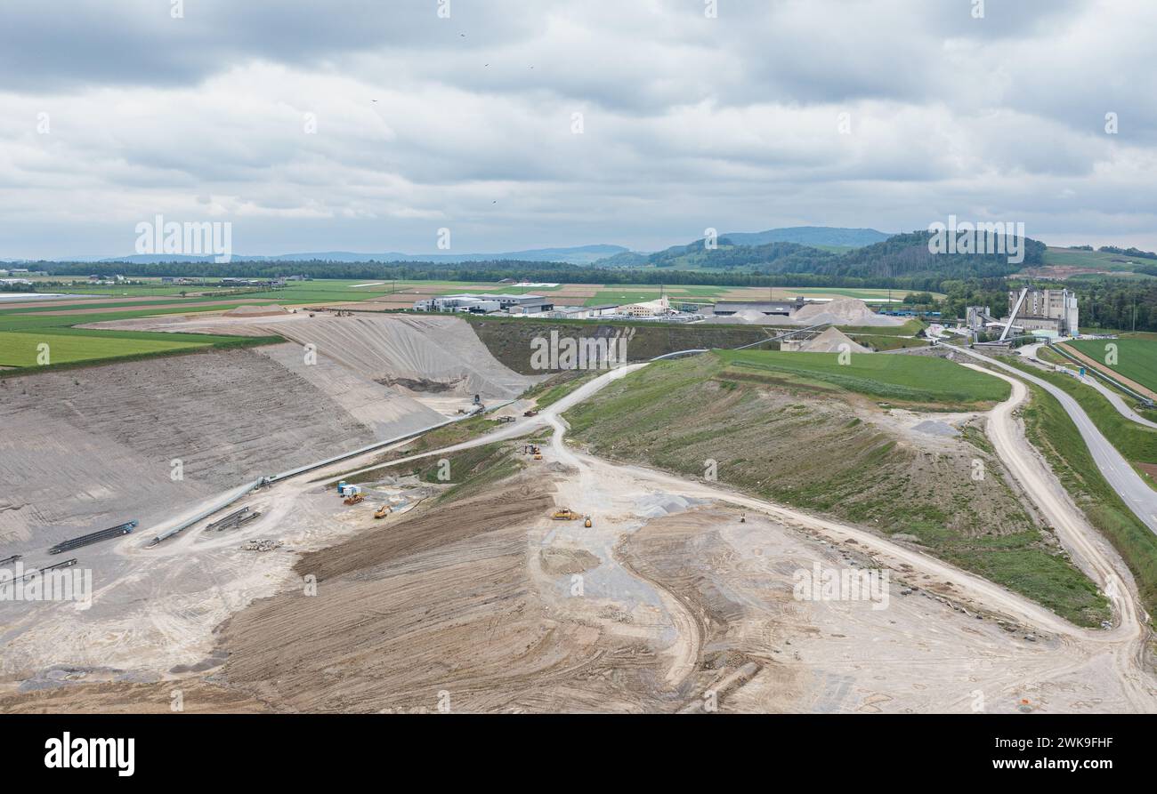Hinten die Firma Hastag, welche ebenfalls im Rafzerfeld Kies abbaut, davor ihr Tagebau. (Wil ZH, Schweiz, 13.05.2023) Stock Photo